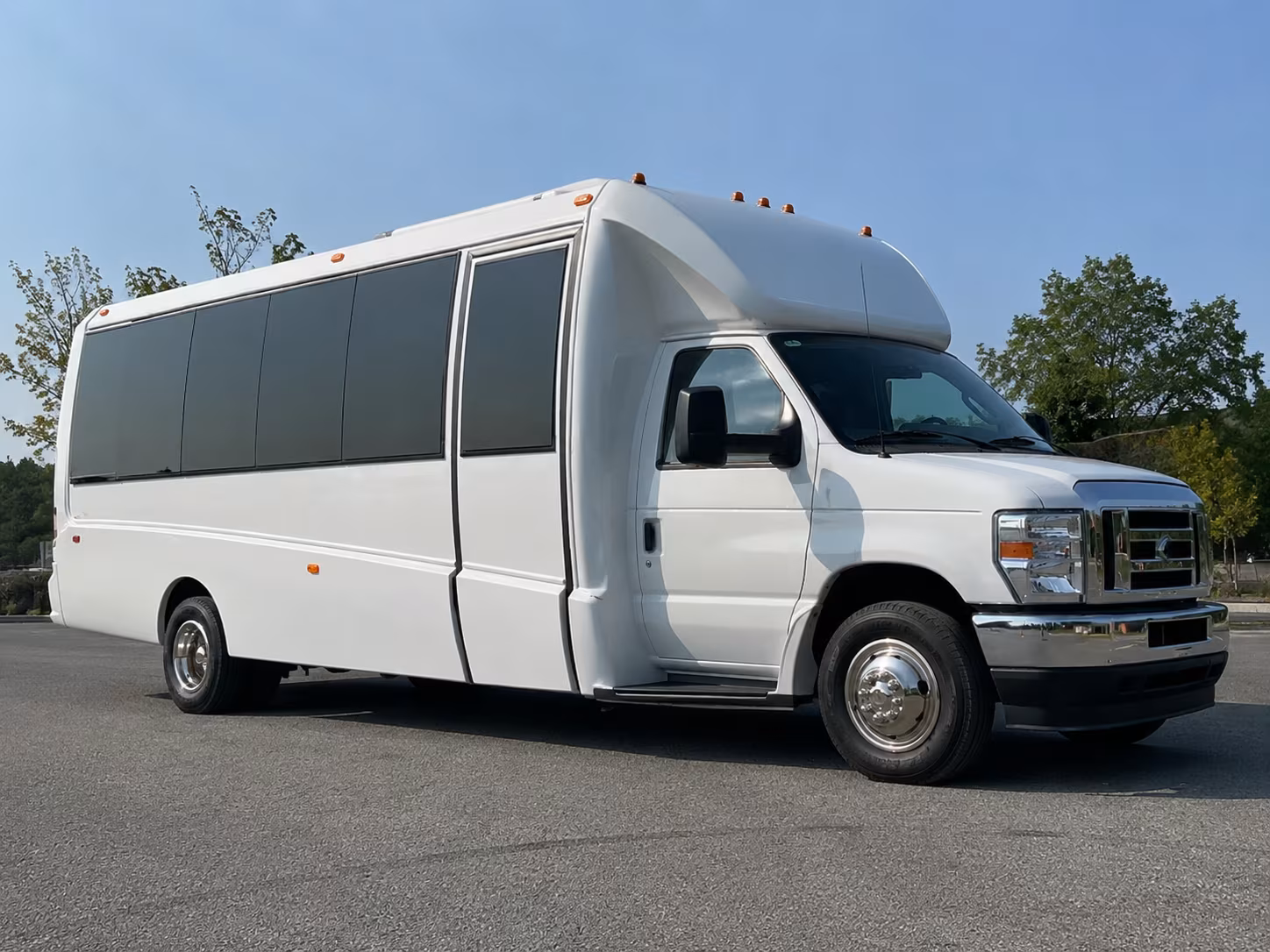 bus rentals for bands performers and touring groups through new braunfels