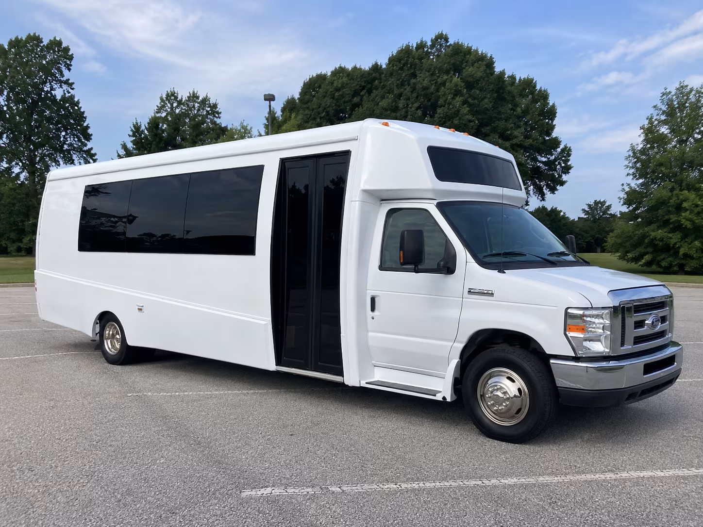 new braunfels 18 passenger party bus
