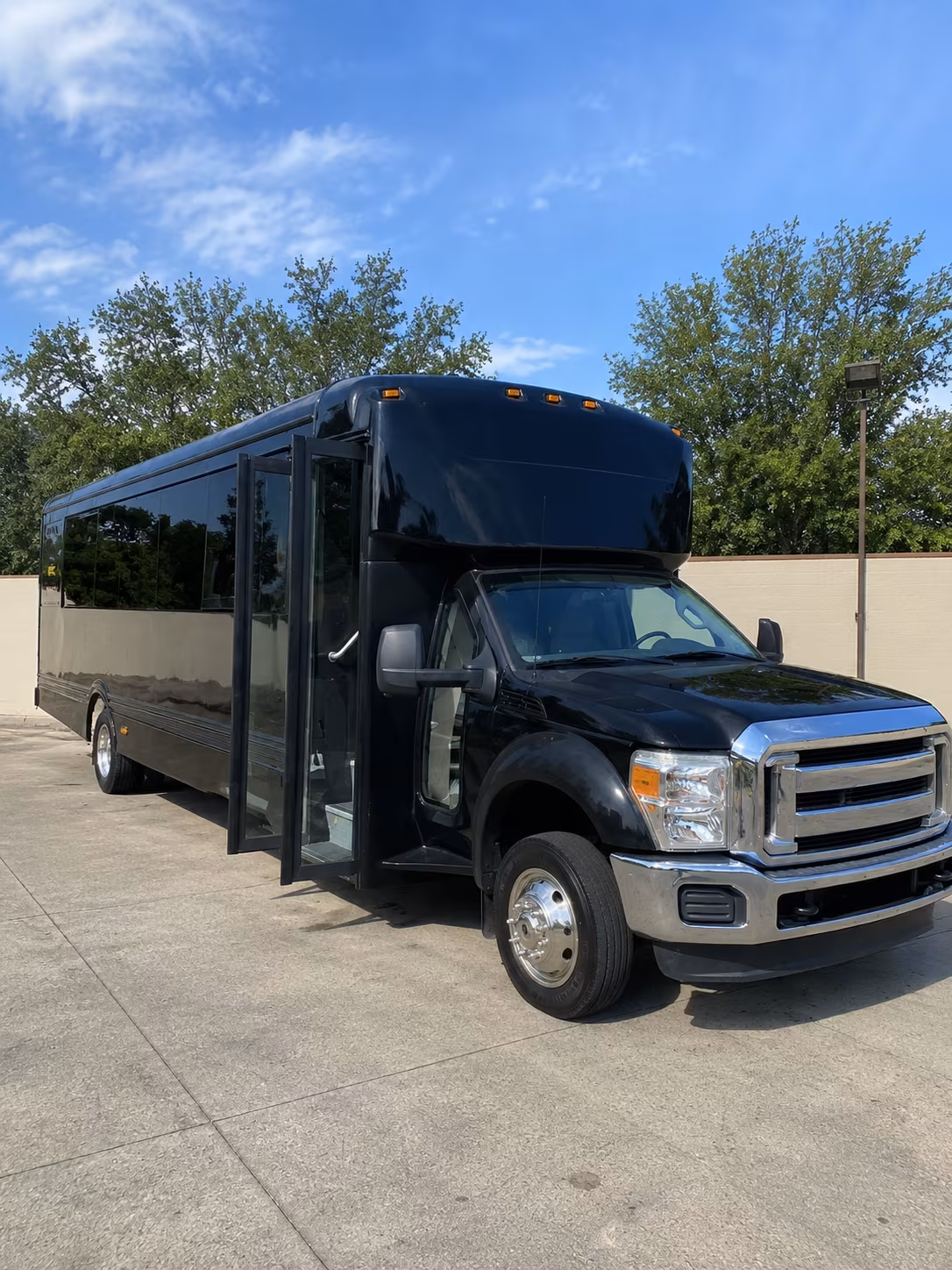 new braunfels 20 passenger party bus