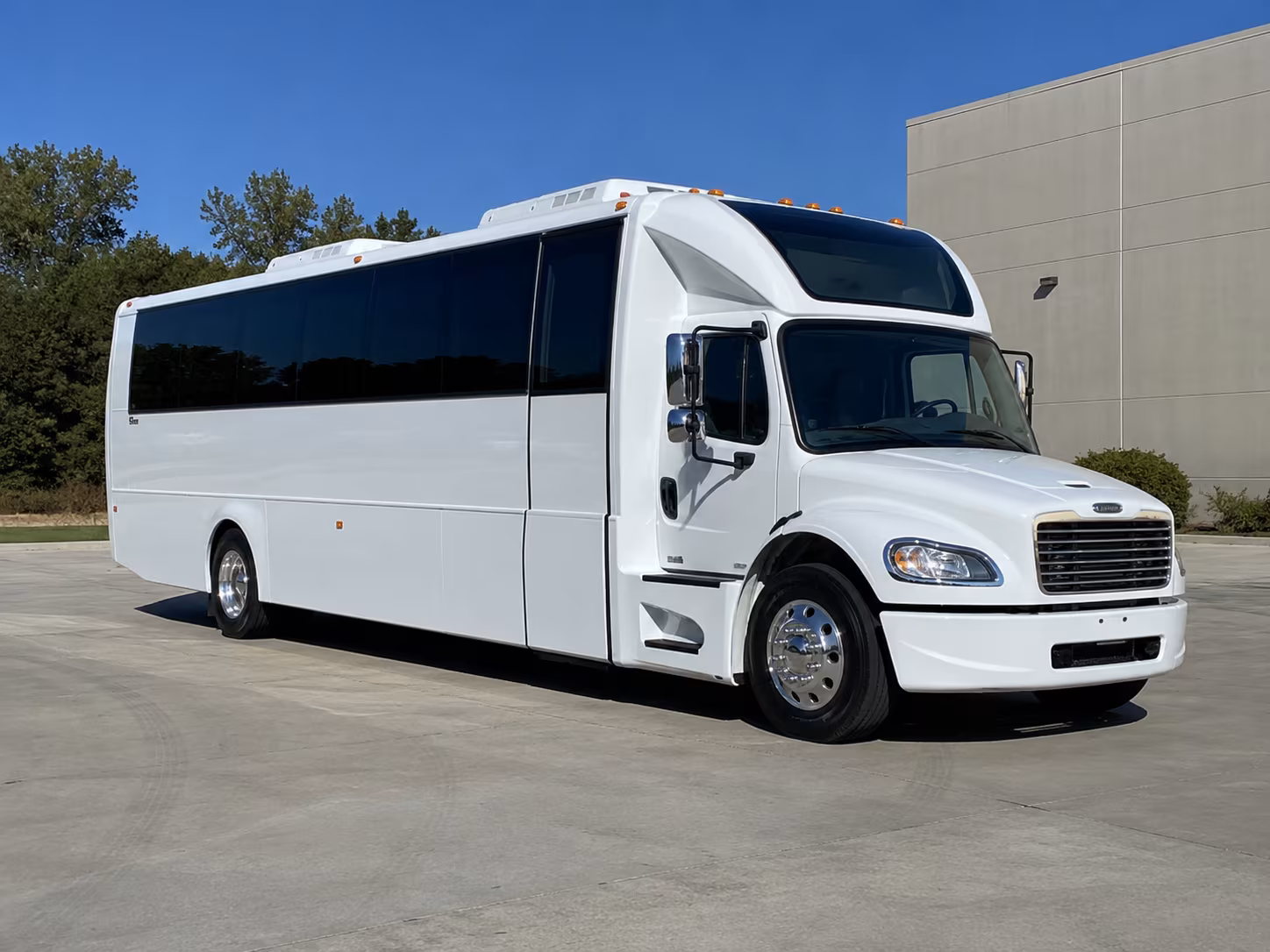 new braunfels 28 passenger party bus